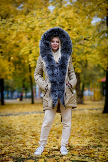 фотогорафия Бежевая парка с мехом под чернобурку в магазине женской меховой одежды https://furstore.shop