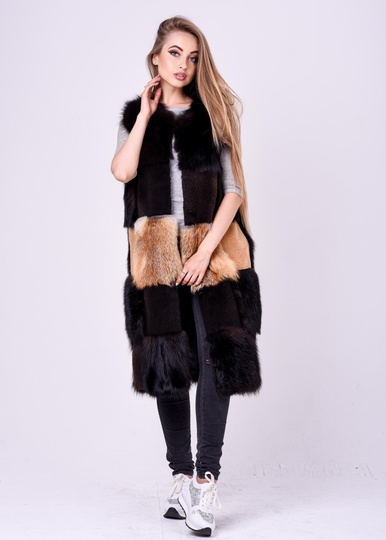 фотогорафия Длинная жилетка из натуральных мехов с накладными карманами из лисы в магазине женской меховой одежды https://furstore.shop