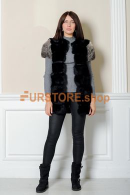 фотогорафия Черная меховая жилетка, серое плечо в магазине женской меховой одежды https://furstore.shop