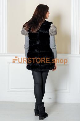 фотогорафия Черная меховая жилетка, серое плечо в магазине женской меховой одежды https://furstore.shop