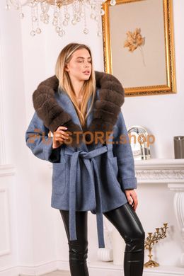 фотогорафия Джинсовое женское пальто с меховым капюшоном в магазине женской меховой одежды https://furstore.shop