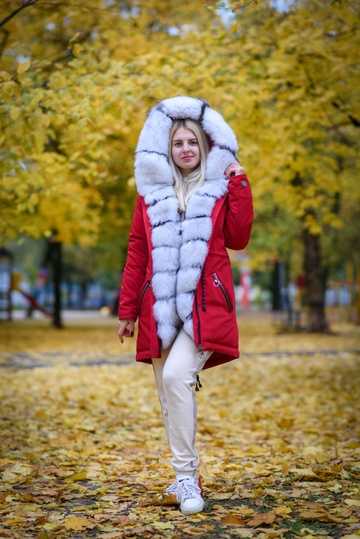 фотогорафія Хутряна парка з песцем альбіносом в онлайн крамниці хутряного одягу https://furstore.shop