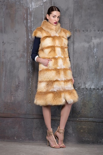 фотогорафія Жилет з плічками з пісочної лисиці в онлайн крамниці хутряного одягу https://furstore.shop