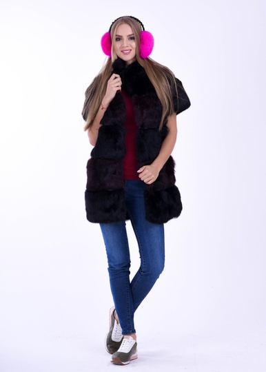 фотогорафия Роскошная меховая жилетка с бордовой вставкой в магазине женской меховой одежды https://furstore.shop