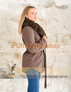 фотогорафия Коричневое пальто с песцовым воротником в магазине женской меховой одежды https://furstore.shop