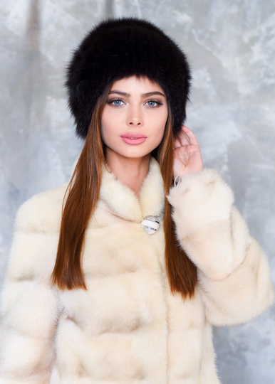 фотогорафія Коричнева жіноча шапка з хутра песця в онлайн крамниці хутряного одягу https://furstore.shop