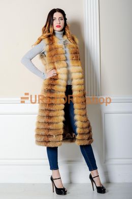 фотогорафия Длинная меховая жилетка из лисы в магазине женской меховой одежды https://furstore.shop