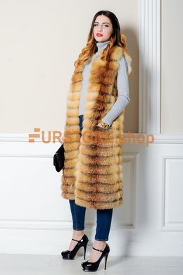 фотогорафия Длинная меховая жилетка из лисы в магазине женской меховой одежды https://furstore.shop