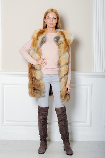 фотогорафия Меховая жилетка из рыжей лисы в магазине женской меховой одежды https://furstore.shop