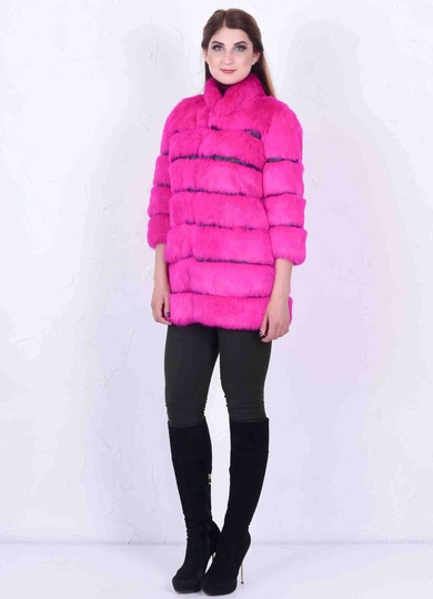 фотогорафія Яскравий кожушок з кролика рожевого кольору в онлайн крамниці хутряного одягу https://furstore.shop