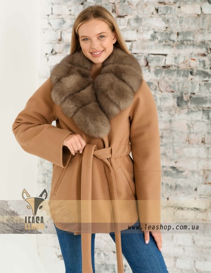 фотогорафия Женское пальто средней длины с мехом песца в магазине женской меховой одежды https://furstore.shop