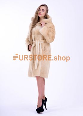 фотогорафія Зимова жіноча шуба з хутра нутрії ніжно бежевого кольору FURstore.shop в онлайн крамниці хутряного одягу https://furstore.shop