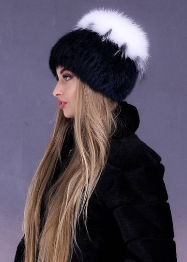 фотогорафия Меховая женская шапка из натурального меха белого песца в магазине женской меховой одежды https://furstore.shop