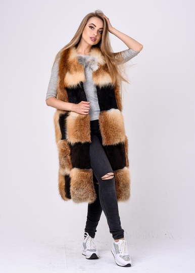 фотогорафия Роскошная меховая жилетка из лисы с комбинированными вставками в магазине женской меховой одежды https://furstore.shop