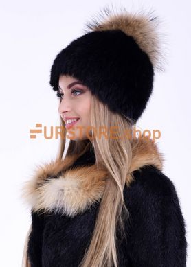 фотогорафия Женская зимняя шапка черная с бубоном из меах енота в магазине женской меховой одежды https://furstore.shop