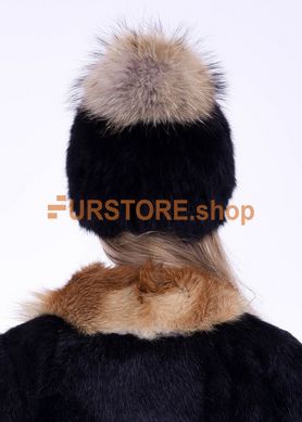 фотогорафия Женская зимняя шапка черная с бубоном из меах енота в магазине женской меховой одежды https://furstore.shop