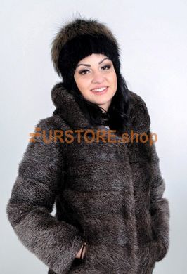 фотогорафия Женская меховая шапка из енота в магазине женской меховой одежды https://furstore.shop