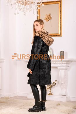 фотогорафия Женская шуба из натурального меха с леопардовым капюшоном в магазине женской меховой одежды https://furstore.shop