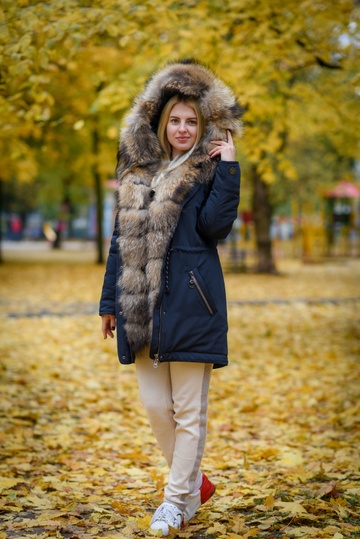 фотогорафия Синяя зимняя парка с мехом енота в магазине женской меховой одежды https://furstore.shop
