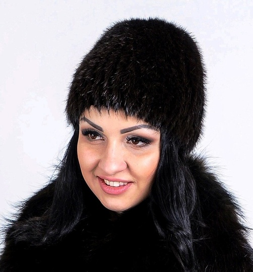 фотогорафия Черная меховая шапка из натурального меха стриженой нутрии в магазине женской меховой одежды https://furstore.shop
