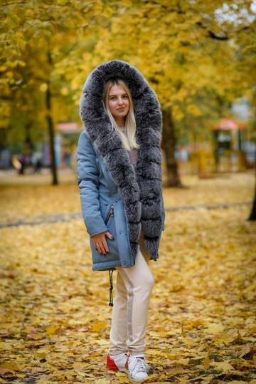 фотогорафия Роскошная сапфировая парка с натуральным мехом песца в магазине женской меховой одежды https://furstore.shop
