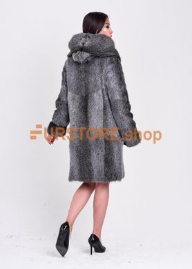 фотогорафия Женская серебристая шуба из натурального меха в магазине женской меховой одежды https://furstore.shop