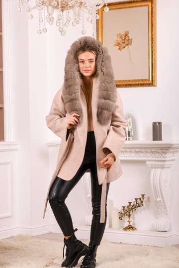 фотогорафия Пальто пончо с меховым капюшоном в магазине женской меховой одежды https://furstore.shop