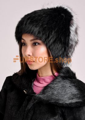 фотогорафия Женская меховая шапка из кролика с декоративным хвостиком в магазине женской меховой одежды https://furstore.shop