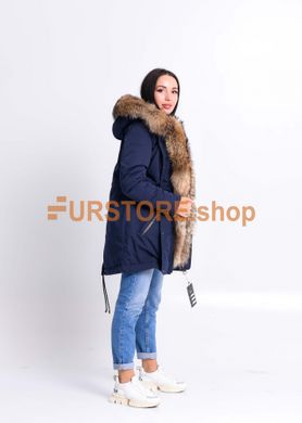 фотогорафия Синяя куртка парка с мехом енота в магазине женской меховой одежды https://furstore.shop