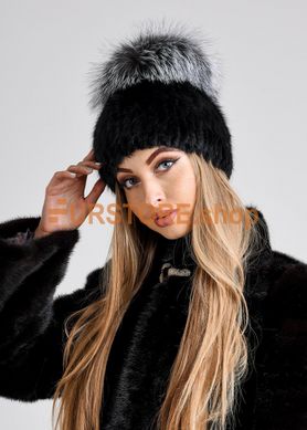 фотогорафия Зимняя меховая шапка с большим бубоном из чернобурки в магазине женской меховой одежды https://furstore.shop