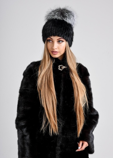 фотогорафия Зимняя меховая шапка с большим бубоном из чернобурки в магазине женской меховой одежды https://furstore.shop