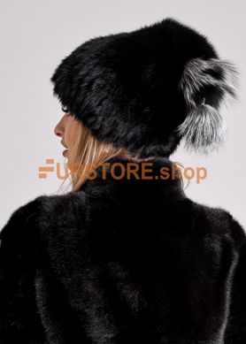 фотогорафия Черная женская шапка с меховым хохолком из чернобурки в магазине женской меховой одежды https://furstore.shop