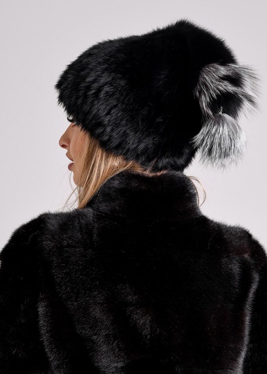 photographic Черная женская шапка с меховым хохолком из чернобурки in the women's fur clothing store https://furstore.shop