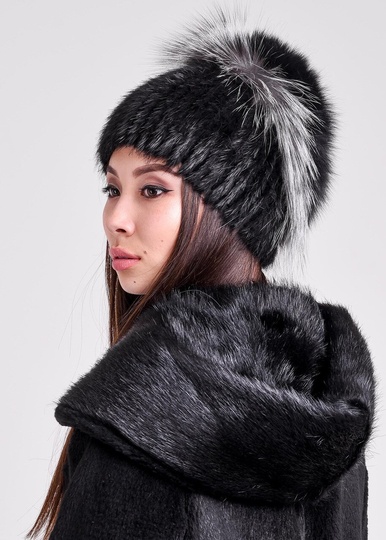 фотогорафия Красивая зимняя шапка с меховой окантовкой из песца и чернобурки в магазине женской меховой одежды https://furstore.shop