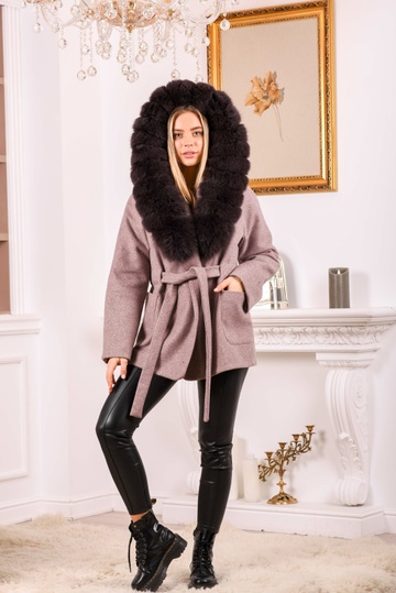 фотогорафия Розовое пальто с меховым капюшоном в магазине женской меховой одежды https://furstore.shop