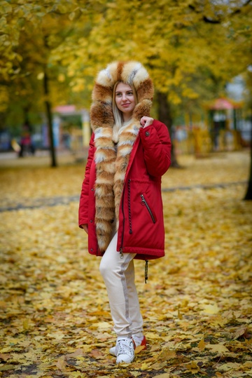 фотогорафия Женская парка с мехом рыжей лисы в магазине женской меховой одежды https://furstore.shop