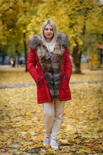 фотогорафия Красная зимняя парка с мехом енота в магазине женской меховой одежды https://furstore.shop