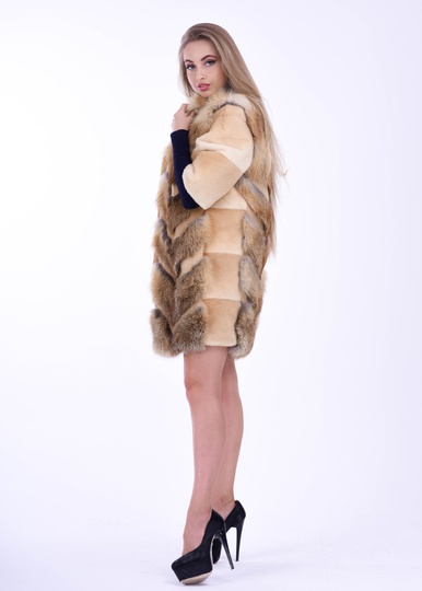 фотогорафия Шуба из лисы с коротким рукавом в магазине женской меховой одежды https://furstore.shop