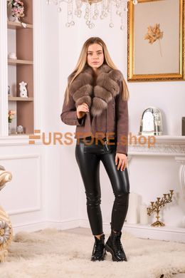 фотогорафия Коричневое пальто с мехом песца в магазине женской меховой одежды https://furstore.shop
