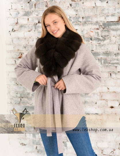 фотогорафия Женское зимнее пальто с меховым воротником в магазине женской меховой одежды https://furstore.shop