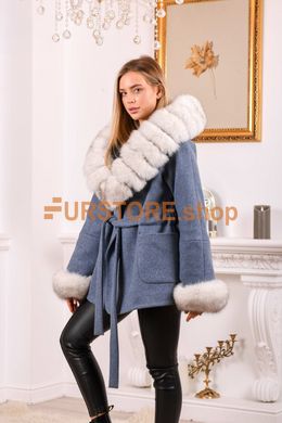 фотогорафия Женское пальто с меховыми манжетами и капюшоном в магазине женской меховой одежды https://furstore.shop