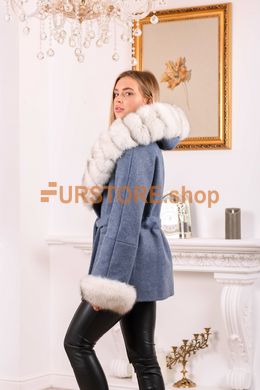 фотогорафия Женское пальто с меховыми манжетами и капюшоном в магазине женской меховой одежды https://furstore.shop