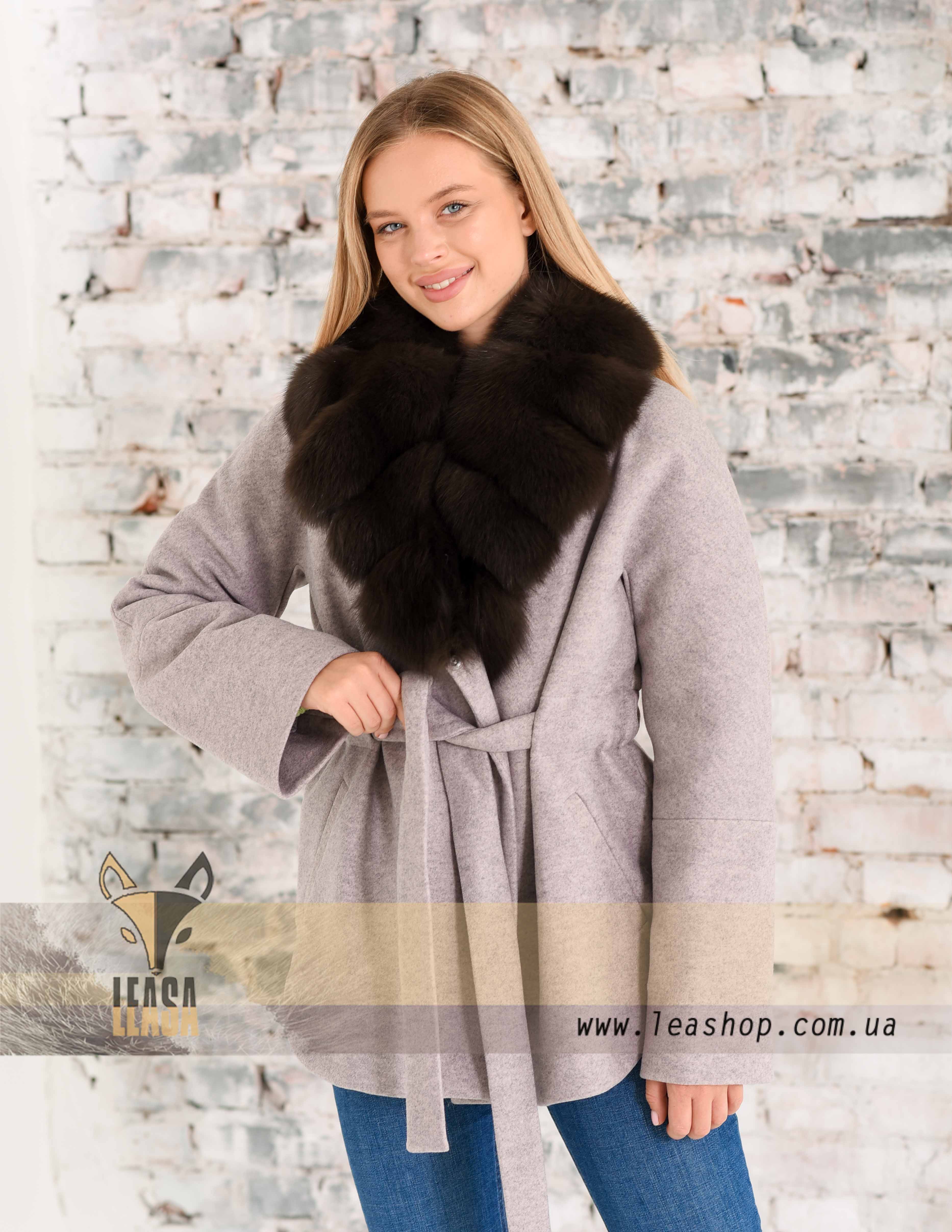 Женское пальто цвета пудра с меховым воротником