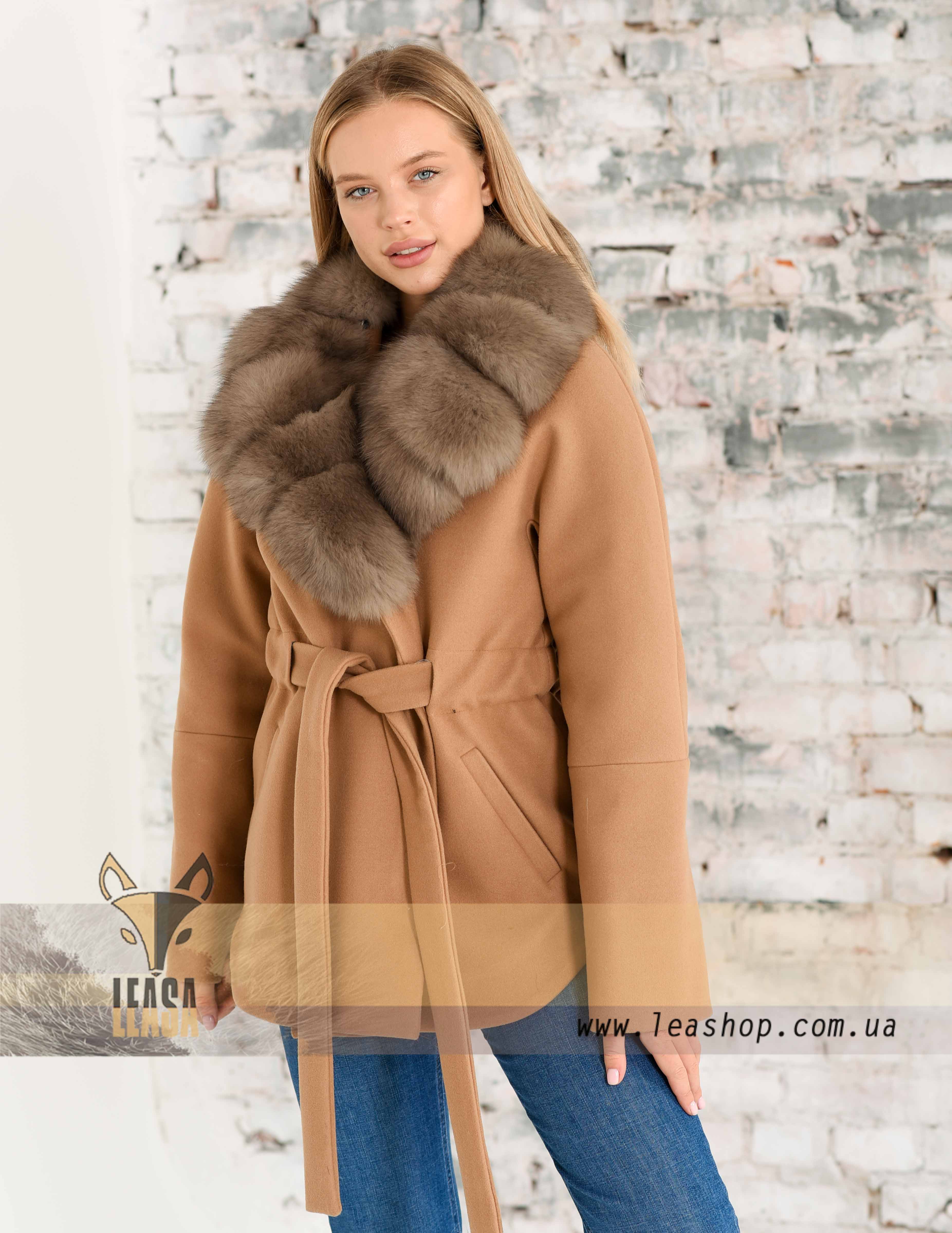 Women's medium-length coat with polar fox fur