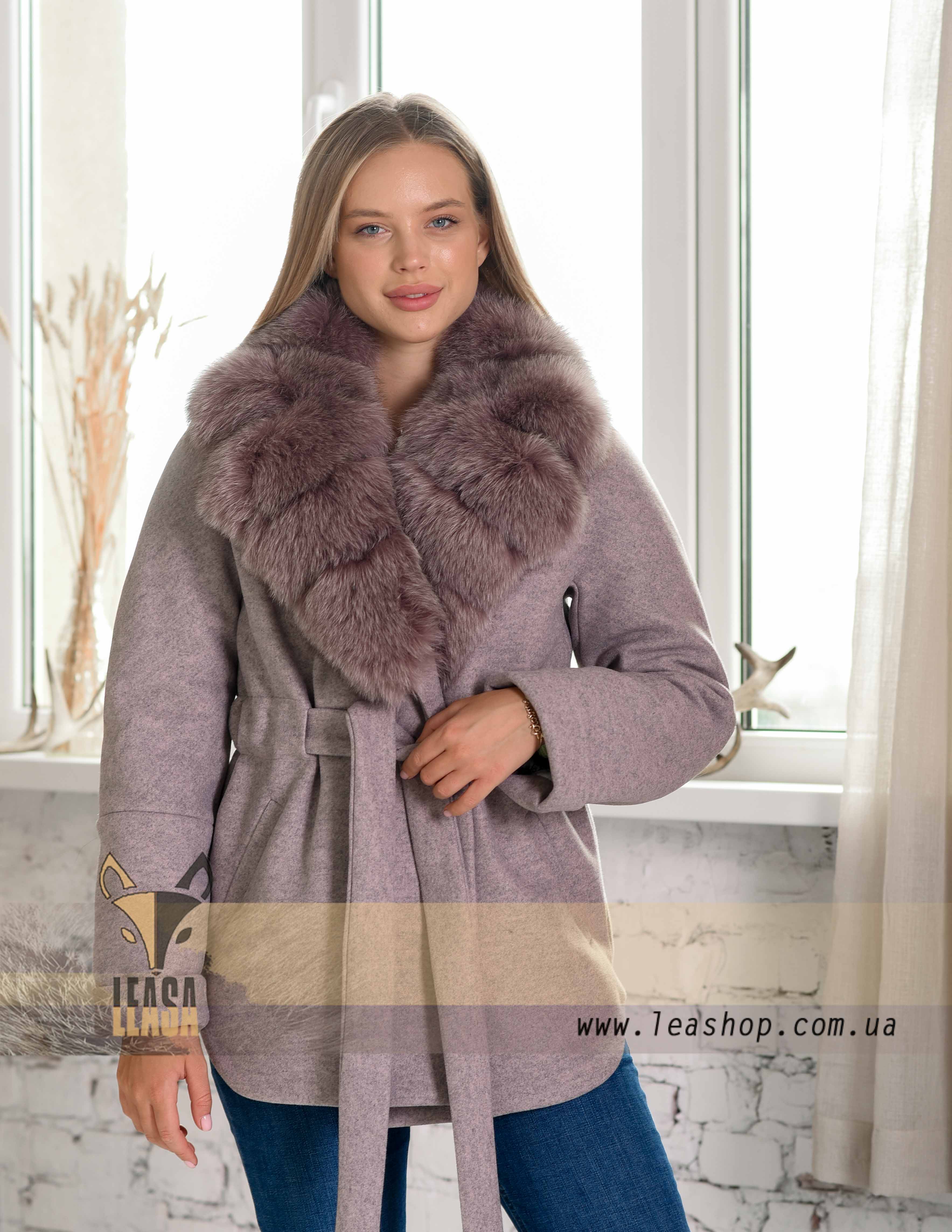 Женское пальто цвета пудра с меховым воротником
