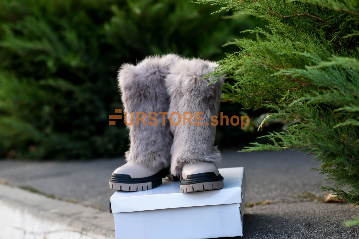Women's high boots with beige fur, on fashionable soles